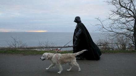 Darth Mykolaiovych Vader im ukrainischen Odessa. Die Filmfigur wurde von einem lokalen Aktivisten ausgesucht, um den Politikbetrieb vorzuführen. Das Star-Wars-Universum greift in die reale Welt ein.