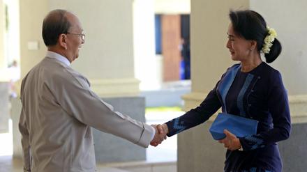 Birmas Präsident Thein Sein (links) reicht vor den Wahlen in Birma Oppositionsführerin Aung San Suu Kyi (rechts) die Hand.  