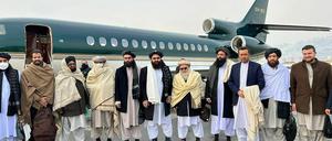 Die Delegation der Taliban in Kabul vor ihrem Abflug mit dem Charterflugzeug nach Oslo.
