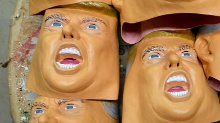 Donald Trump könnte überall sein - Masken zeigen sein Gesicht.