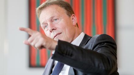 Mit dem Finger auf die Kanzlerin zeigen: Thomas Oppermann, Fraktionsvorsitzender der SPD im Bundestag.