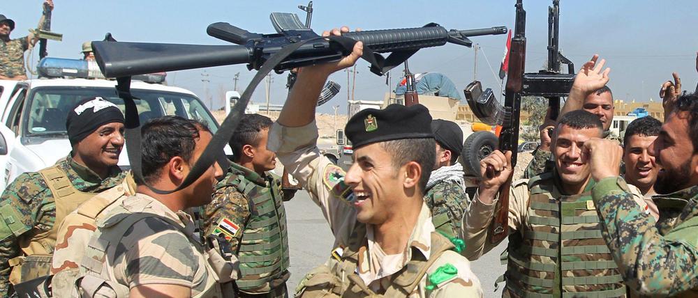Irakische Soldaten bejubeln Erfolge im Kampf gegen den "IS" in Tikrit.