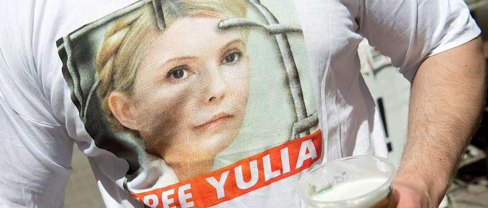 Protest und Spiele. Die oppositionellen verteilen vor dem Auftaktspiel der Ukraine gegen Schweden kostenlose "Freiheit für Julia"-T-Shirts.