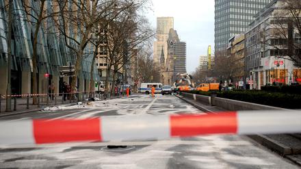 Die gesperrte Tauentzienstraße am 01. Februar nach einem illegalen Autorennen mit einem Todesopfer.