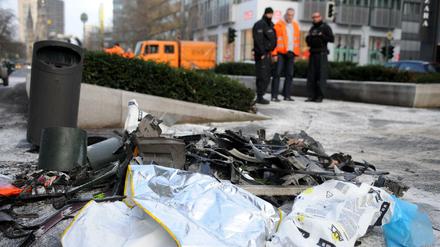 Fahrzeugteile liegen in Berlin nach einem illegalen Autorennen in der Tauentzienstraße. Nach dem illegalen Autorennen mit einem Toten in der Berliner Innenstadt hat am 8. September ein Mordprozess begonnen. .