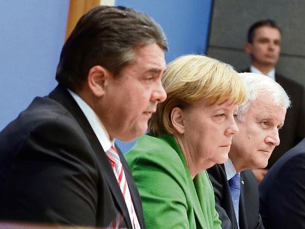 Hier sitzen sie Seit' an Seit': Die Koalitionäre Sigmar Gabriel, Angela Merkel und Horst Seehofer.