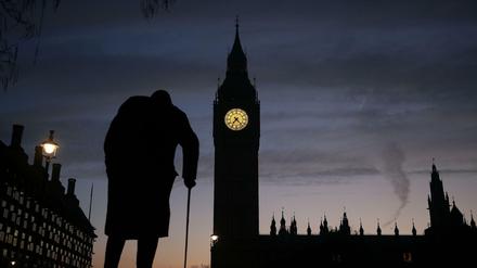 Westminster spielt mit - ein Blick auf Big Ben und die Churchill-Statue. 