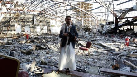 Tod und Zerstörung. Immer wieder attackieren saudische Kampfjets die gegnerischen Huthis. Vor einer Woche wurden dabei 140 Teilnehmer eine Trauerfeier getötet.