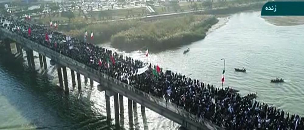 Aufnahmen des iranischen Staatsfernsehens: Menschenmengen bei einer regierungsfreundlichen Kundgebung 