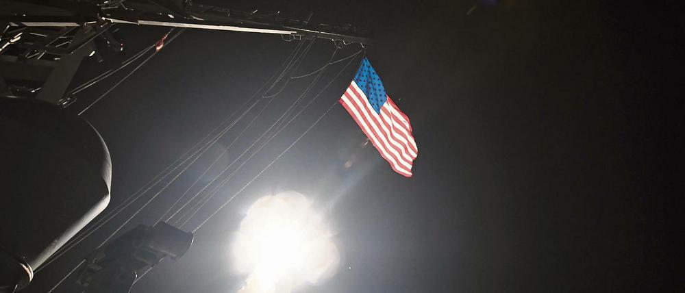 Das US-Militär feuert eine Rakete vom Zerstörer USS Porter ab.