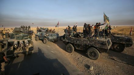 Die Irakische Armee, 45 Kilometer vor Mossul. 