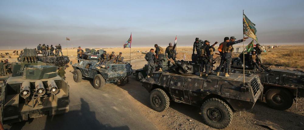 Die Irakische Armee, 45 Kilometer vor Mossul. 