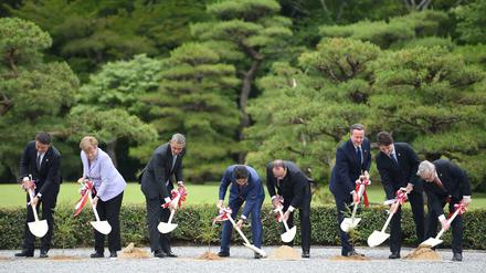 Prominente Aufbauhilfe. Die Führer der G7-Staaten sowie EU-Kommissionspräsident Jean-Claude Juncker und EU-Ratspräsident Donald Dusk pflanzen in Japan Bäume.