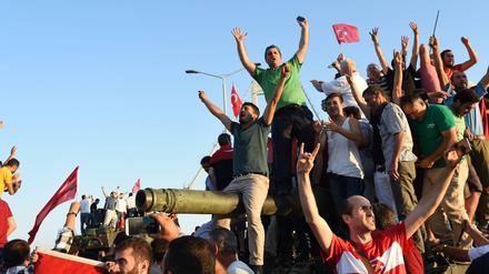 Anhänger des türkischen Präsidenten besetzen einen Panzer nahe der Bosporus-Brücke in Istanbul.