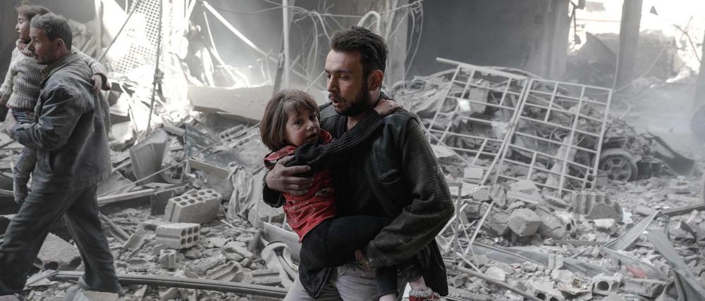 Angriffe trotz Feuerpause. Kinder haben vor allem Angst vor Bombenangriffen. Trotz der Waffenruhe gibt es immer wieder verheerende Luftschläge wie hier in Douma.