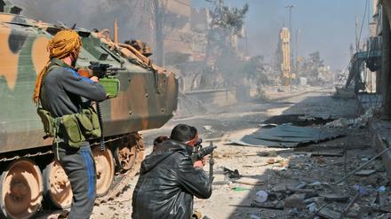 Syrische Rebellen meldeten am Donnerstag, dass sie mit Hilfe der türkischen Armee die IS-Hochburg Al Bab zurückerobert hätten.