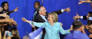 Hillary Clinton und ihr Vize Tim Kaine mit begeisterten Anhängern in Florida - vor der Email-Affäre. 