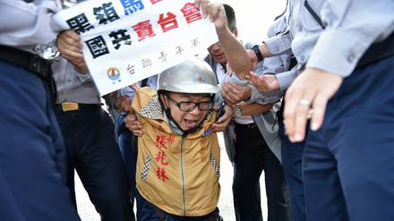 Die Polizei verhaftet einen Demonstranten, der vor dem Präsidentenpalast in Taipeh gegen das Treffen der Präsidenten Chinas und Taiwans protestiert. Er soll eine Rauchbombe geworfen haben. 