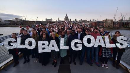 Aktivisten werben mit einer Aktion auf der Milleniumsbrücke in London für die neuen Nachhaltigkeitsziele der Vereinten Nationen. 