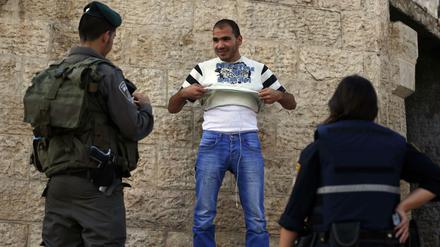 Israelische Polizisten kontrollieren einen jungen Palästinenser am Eingang zur Altstadt von Ostjerusalem. 