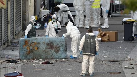 Ein forensisches Team analysiert Material nach einer Razzia in Saint-Denis, bei der Abdelhamid Abaaoud  getötet wurde und auch seine Cousine starb.
