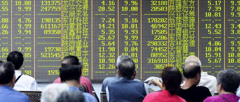 In China verfolgen Anleger gebannt die Ziffern auf einer Kurstafel.