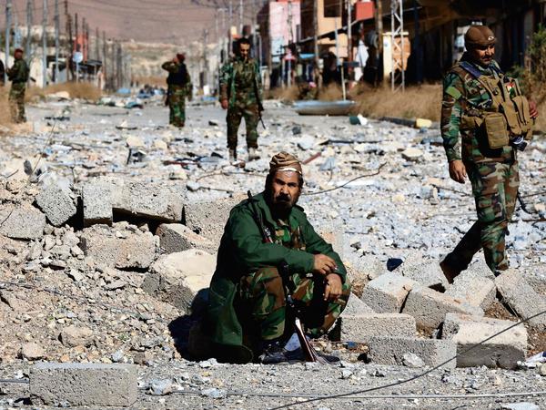Peshmerga-Kämpfer nach der Befreiung der irakischen Stadt Sindschar im November 2015.