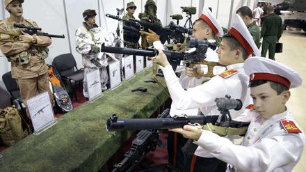 Auf Augenhöhe: Der russische Militärnachwuchs begutachtet Waffen auf einer Messe in Rostov am Don. Russland agiert auf der Weltbühne auf Augenhöhe mit den USA, sagt Gernot Erler.