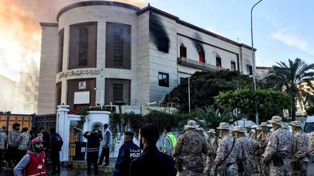 Sanitäter und Sicherheitsleute stehen vor dem Hauptquartier des Außenministeriums, über dem dichter Rauch zu sehen ist. Selbstmordattentäter haben beim Angriff auf das Ministerium mehrere Menschen getötet. 