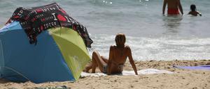 Die unbeschwerte Anreise zu einem Strandurlaub zum Beispiel auf Mallorca - der EU-Impfpass könnte sie möglich machen.