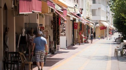 Nach dem Putschversuch vor einem Jahr blieben viele Deutsche der Türkei fern - hier eine Einkaufsstraße an der Türkischen Riviera. (Archiv)