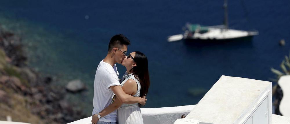 Urlaubsidyll auf der griechischen Insel Santorini. Im Tourismus könnte bald eine höhere Mehrwertsteuer erhoben werden. 