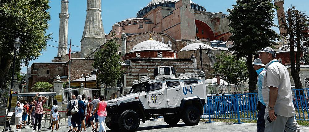 Gefährliche Orte. Reisenden in Istanbul rät das Auswärtige Amt zu äußerster Vorsicht. Dies gilt für öffentliche Plätze, Sehenswürdigkeiten – wie die Hagia Sophia – und Menschenmengen. 