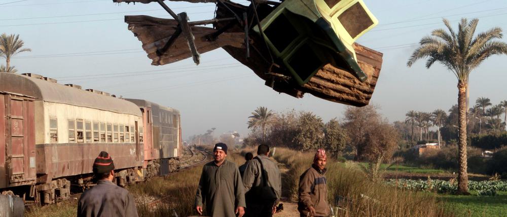 Ägyptische Bahnarbeiter bergen Wrackteile des verunglückten Zuges bei Badrasheen, das etwa 40 Kilometer südlich von Kairo liegt.
