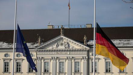 Auf Halbmast: Die Flaggen vor dem Schloss Bellevue nach dem Tod von Altbundespräsident Roman Herzog.