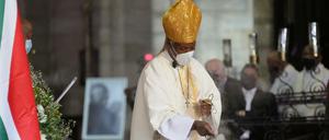 Der anglikanische Erzbischof von Kapstadt segnet den Sarg von Desmond Tutu.