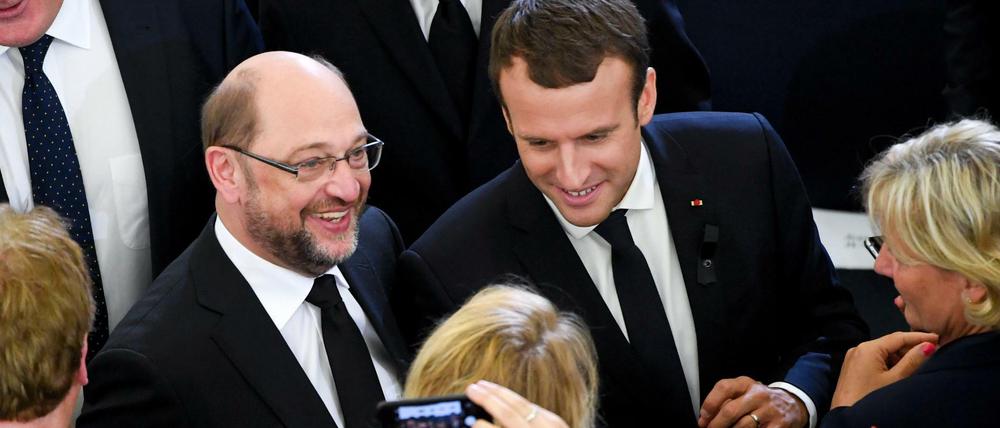 Kurze Begegnung: Martin Schulz (l) und Emmanuel Macron beim europäischen Trauerakt für Helmut Kohl.