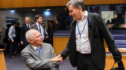 Finanzminister Wolfgang Schäuble (l) trifft in Luxemburg auf seinen griechischen Amtskollegen Euklid Tsakalotos.