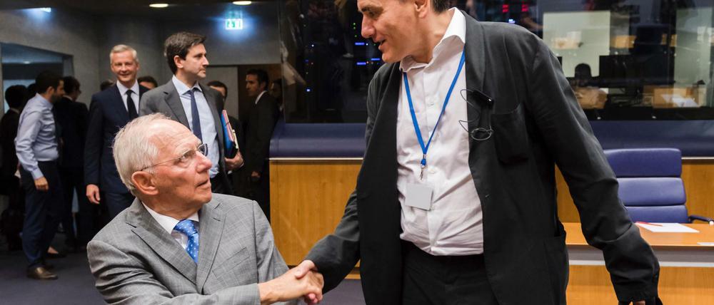 Finanzminister Wolfgang Schäuble (l) trifft in Luxemburg auf seinen griechischen Amtskollegen Euklid Tsakalotos.