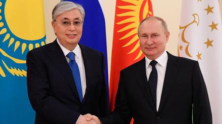 Wladimir Putin, Präsident von Russland, und Qassym-Schomart Toqajew, Präsident von Kasachstan in Dezember 2021