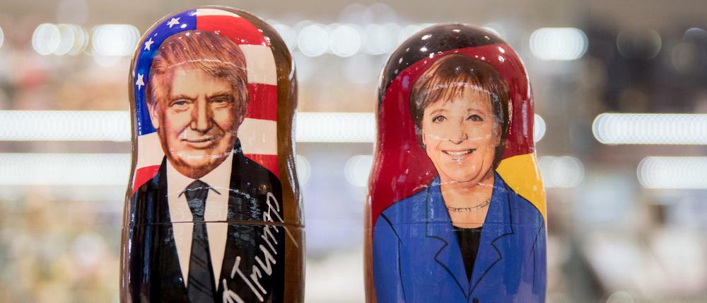 US-Präsident Donald Trump und Kanzlerin Angela Merkel (CDU) in einem Souvenirladen in Moskau. 