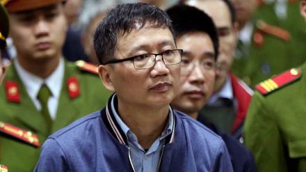 Der vietnamesische Geschäftsmann, Trinh Xuan Thanh steht für seine Anhörung in einem Gerichtssaal. 