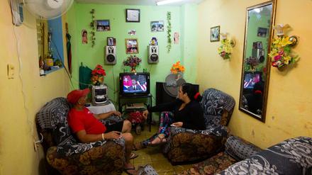 Zwei Kubaner sehen die historische Rede des US-Präsidenten Barack Obama in Havanna im Fernsehen. 