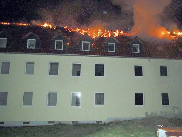Brennende Flüchtlingsunterkunft in der Nacht zum 4. April in Tröglitz