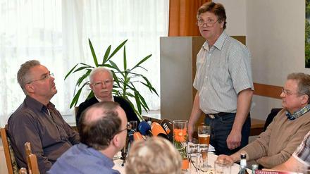 Thomas Körner (stehend) ist Nachfolger von Markus Nierth (links) im Amt des Bürgermeisters von Tröglitz.