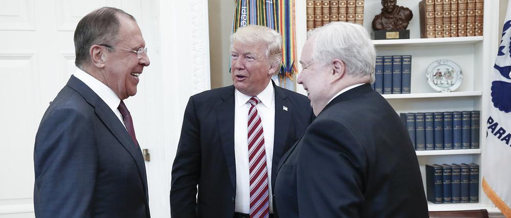 US-Präsident Donald Trump empfing vor drei Wochen den russischen Außenminister Sergej Lawrow (links) und Botschafter Sergej Kisljak (rechts) im Oval Office. Das Foto wurde vom russischen Außenministerium veröffentlicht. 
