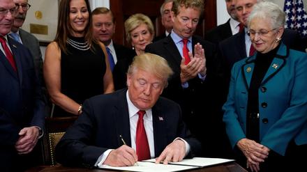 Unterschrift gegen "Obamacare": US-Präsident Donald Trump 