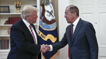 Donald Trump ist in seinem Gespräch mit dem russischen Außenminister Sergej Lawrow sehr freizügig mit Informationen umgegangen.