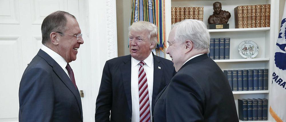 US-Präsident Trump (Mitte) mit Russlands Außenminister Lawrow (links) und dem russischen Botschafter Kisljak