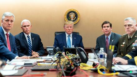Robert O'Brien, Sicherheitsberater der USA, Mike Pence, Vize-Präsident der USA, Donald Trump, Präsident der USA, Mark Esper, Verteidigungsminister der USA, und Mark Milley, Vorsitzender der Joint Chiefs, verfolgen im Weißen Haus die Operation der US-Spezialkräfte in Syrien.